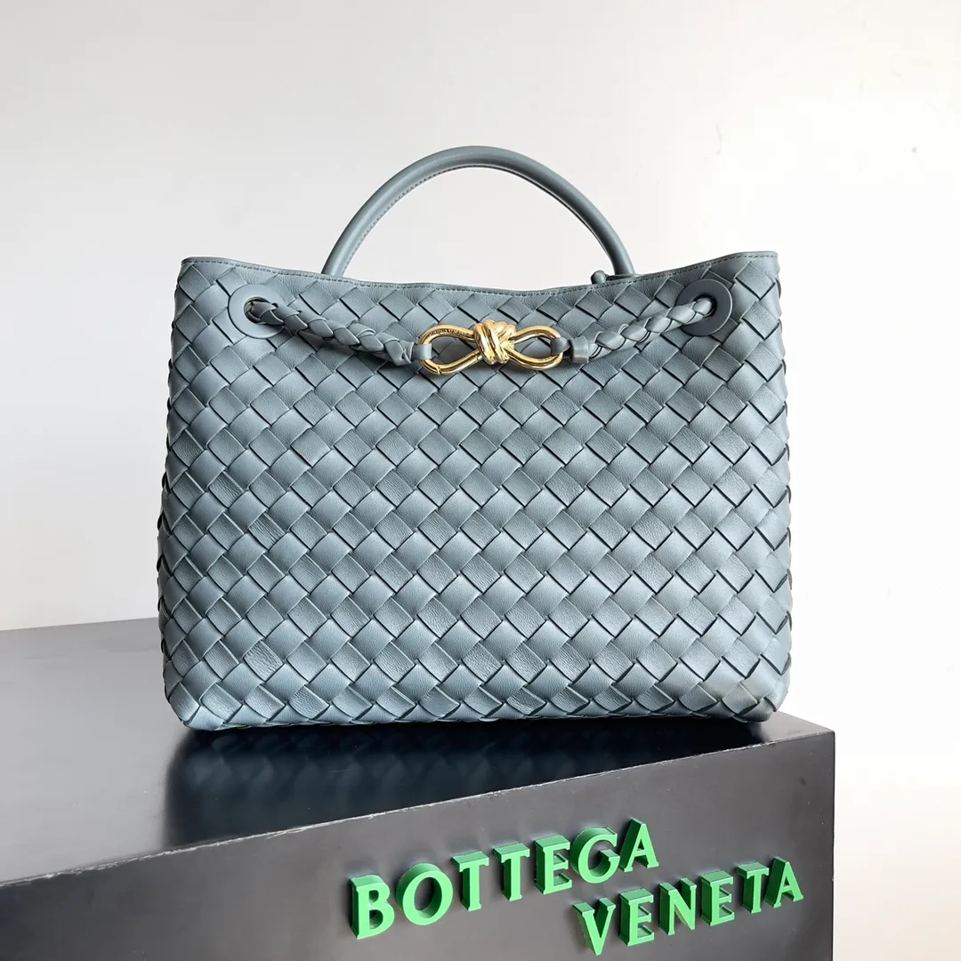 The 2023 new Andiamo batch of 2260 BV has been shipped‼ ️Really popular🔥The new Andiamo woven handbag launched by Bottega Veneta this season is really popular all over the world! ! Celebrities at home and abroad have worn it, and Oscar-winning actress Michelle Yeoh has taken it out on the street. Song Jia, Trai Yara, Yu Feihong, Sanji Ayaka, Rosie Hunting-Whiteley, Yoshioka Riho, etc. have all picked up this bag. It is classic and versatile, showing off its temperament, and the bag capacity is also large, which is very convenient for daily commuting! ! A variety of carrying methods, the shoulder straps can be adjusted by yourself, the original lambskin feels soft and delicate, and the unisex style breaks the gender boundaries and brings a more practical and long-lasting use experience. Andiamo, which has both elegant and casual styles, perfectly interprets the true appearance of "fashionable old money style". Style number: 743572 Size: 32*24*12